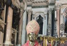 Entra nel Duomo e ruba la mitria: una nuova ‘Operazione San Gennaro”