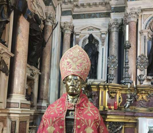 Entra nel Duomo e ruba la mitria: una nuova ‘Operazione San Gennaro”