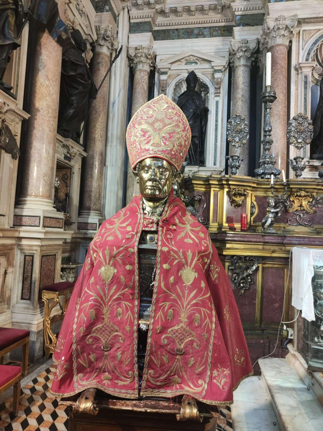 entra nel duomo e ruba la mitria una nuova 8216operazione san gennaro da Anteprima24.it entra nel duomo e ruba la mitria una nuova 8216operazione san gennaro