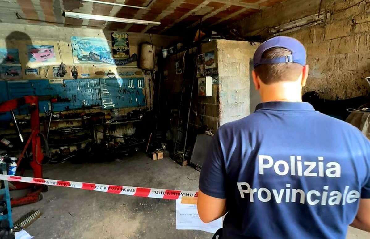 officina abusiva nella terra dei fuochi scattano sequestro e denuncia da Anteprima24.it officina abusiva nella terra dei fuochi scattano sequestro e denuncia
