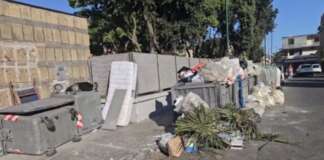Pianura, discarica a cielo aperto all’ingresso del Parco “Falcone e Borsellino”: monta la protesta
