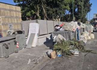 Pianura, discarica a cielo aperto all’ingresso del Parco “Falcone e Borsellino”: monta la protesta