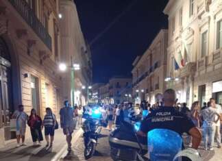 Travolge un settantenne sulle strisce e sparisce nel nulla: individuato dalla Polizia Municipale