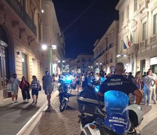 Travolge un settantenne sulle strisce e sparisce nel nulla: individuato dalla Polizia Municipale