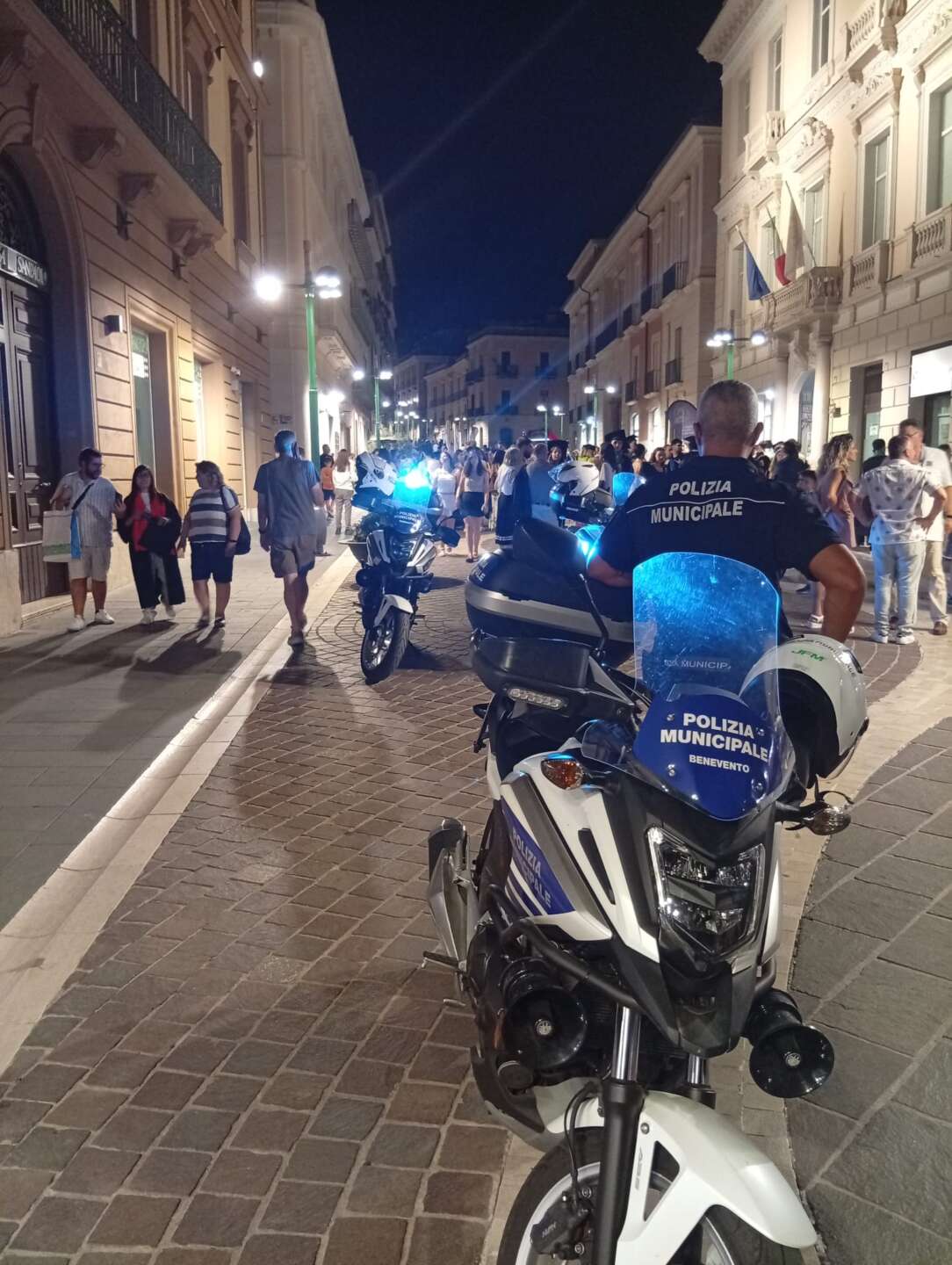 travolge un settantenne sulle strisce e sparisce nel nulla individuato dalla polizia municipale da Anteprima24.it travolge un settantenne sulle strisce e sparisce nel nulla individuato dalla polizia municipale