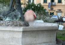 Napoli, uomo si denuda e si lava nelle aiuole di Mergellina