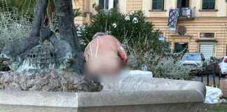 Napoli, uomo si denuda e si lava nelle aiuole di Mergellina