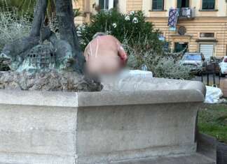 Napoli, uomo si denuda e si lava nelle aiuole di Mergellina