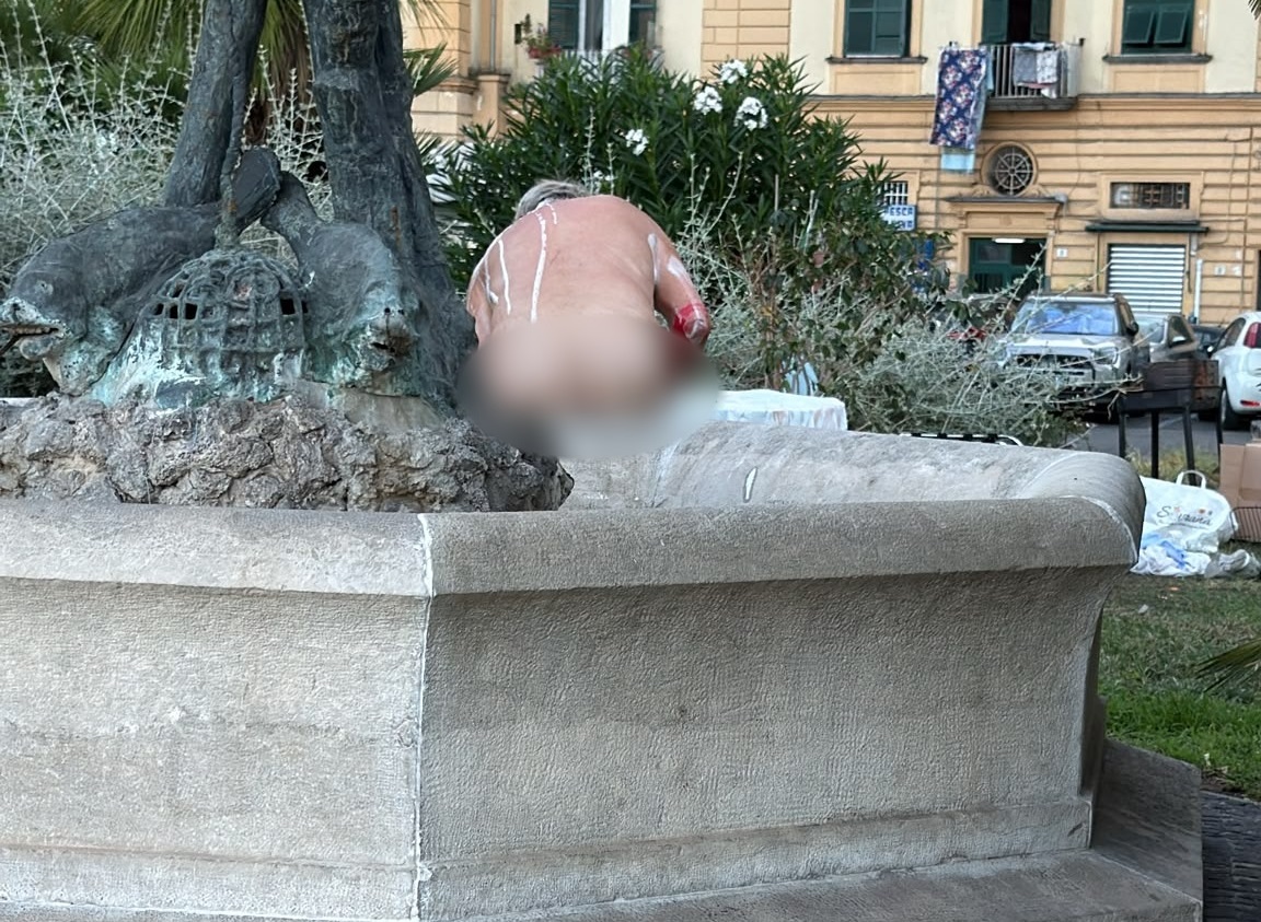 napoli uomo si denuda e si lava nelle aiuole di mergellina da Anteprima24.it napoli uomo si denuda e si lava nelle aiuole di mergellina