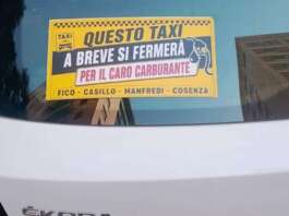 Su 900 taxi napoletani adesivi per protestare contro il caro carburanti