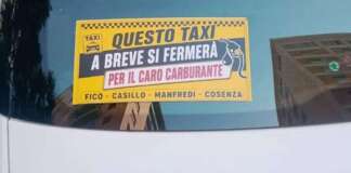 Su 900 taxi napoletani adesivi per protestare contro il caro carburanti