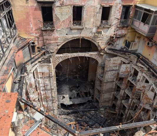Napoli, i residenti nel palazzo del Teatro Sannazaro: “Siamo i dimenticati del terribile rogo”