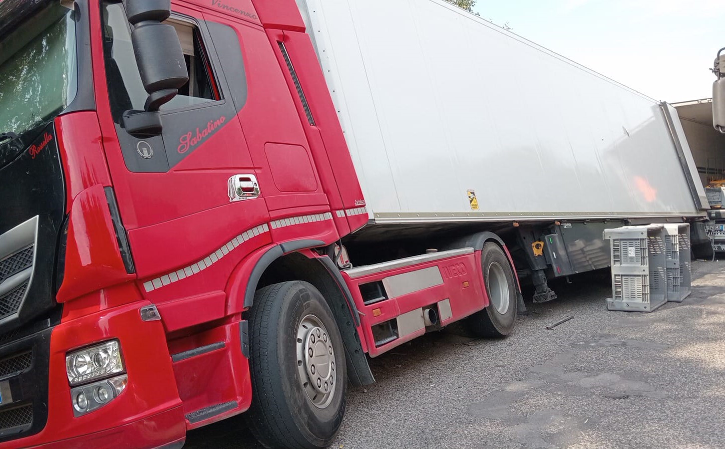 mezzo pesante finisce fuori strada traffico in tilt a sferracavallo da Anteprima24.it mezzo pesante finisce fuori strada traffico in tilt a sferracavallo