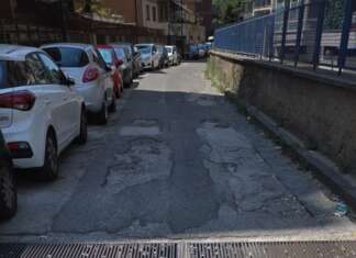 Napoli, Sos residenti via Sgambati: “Strada stretta e dissestata, no ad ordinanza che porta traffico qui”