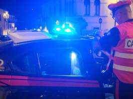 Sfonda la porta di casa e aggredisce il compagno dell’ex: denunciato