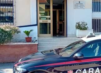 Hashish in dosi, contanti e un coltello sotto la sella: arrestato 22enne