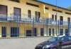 Frantumano il vetro di una porta con una spranga: denunciati