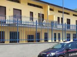 Frantumano il vetro di una porta con una spranga: denunciati
