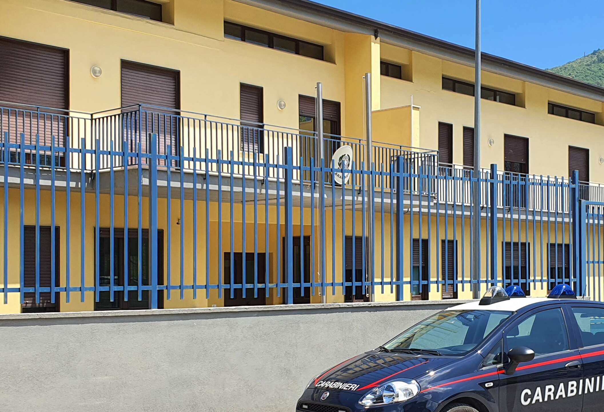 frantumano il vetro di una porta con una spranga denunciati da Anteprima24.it frantumano il vetro di una porta con una spranga denunciati