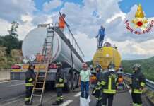 Paura sull’A16: si sgancia un’autocisterna con 30mila litri di olio,