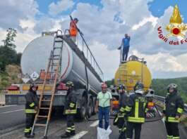Paura sull’A16: si sgancia un’autocisterna con 30mila litri di olio,