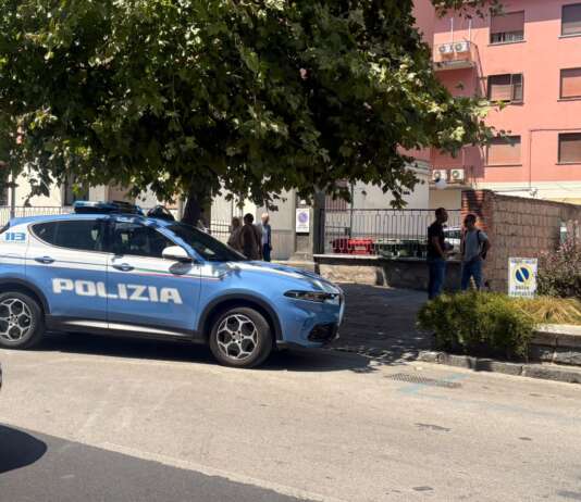 Uomo trovato senza vita in casa, indagini in corso