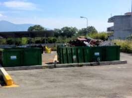 Incendio ai bidoncini della differenziata. Rogo doloso o gesto contro il Comune?