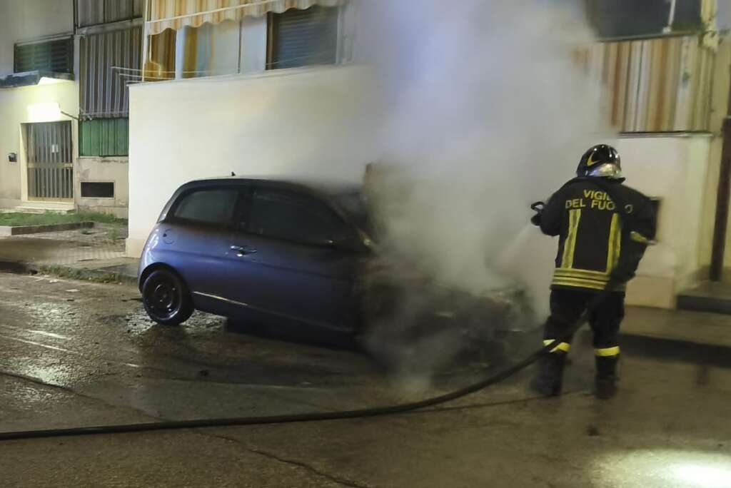 Auto Incendiata Rione Ferrovia
