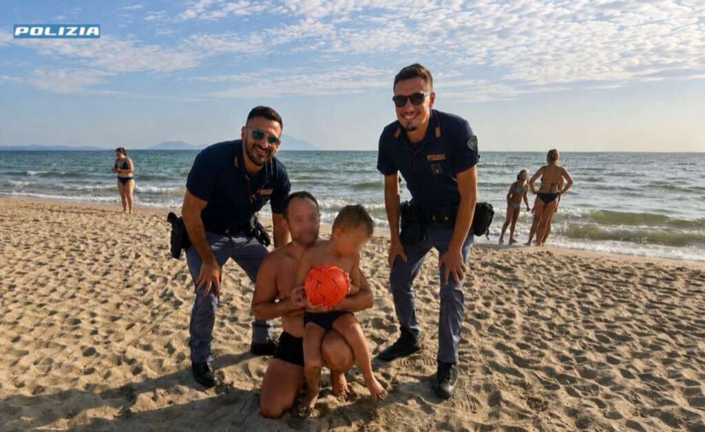 Bambino ritrovato dalla polizia in spiaggia