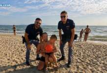Castel Volturno, bimbo di 5 anni si perde in spiaggia: ritrovato dalla Polizia dopo un’ora di ricerche Bambino ritrovato dalla polizia in spiaggia