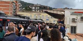 Circumvesuviana ko, è caos passeggeri: per Sorrento bus e tanta pazienza Caos turisti, circumvesuviana