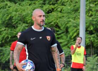 Dal Modena…al Modena: il Benevento prepara il debutto in B in emergenza Floro Flores, allenatore Benevento 2026-27
