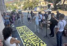 Comitato Salute e Vita, protesta sotto il Comune di Salerno