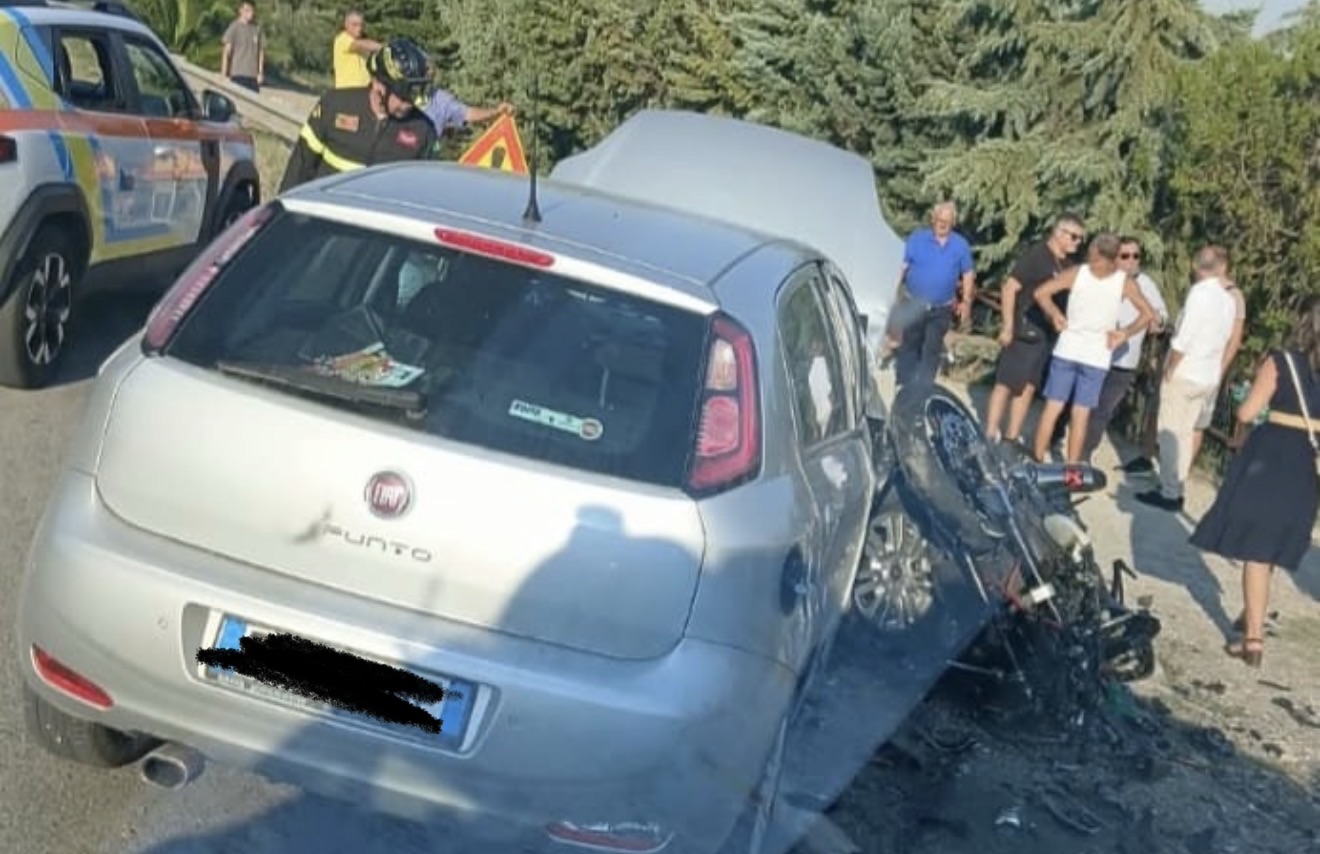 ancora sangue sulla ss 90 bis frontale a paduli centauro gravissimo da Anteprima24.it ancora sangue sulla ss 90 bis frontale a paduli centauro gravissimo