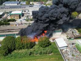 Incendio di Airola, vertice tra Prefettura, Asl, Arpac e sindaci: “Primi risultati attesi domani” Incendio Airola