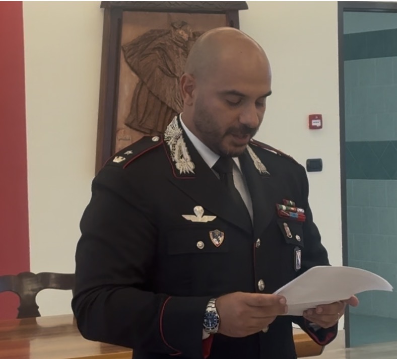 il saluto del comandante corvino il maggiore con il cuore pi249 grande dei bicipiti da Anteprima24.it il saluto del comandante corvino il maggiore con il cuore pi249 grande dei bicipiti