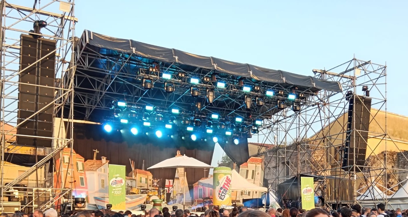 citt224 spettacolo chiusura anticipata dei negozi nell8217area di piazza pacca per gli eventi di salemme yugi e siani da Anteprima24.it citt224 spettacolo chiusura anticipata dei negozi nell8217area di piazza pacca per gli eventi di salemme yugi e siani