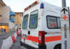 Violento impatto con un’auto, motociclista in gravi condizioni