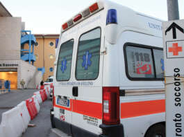 Violento impatto con un’auto, motociclista in gravi condizioni