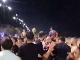 Maxi rissa in spiaggia la notte di Ferragosto a Mondragone, video virale rissa castelvolturno