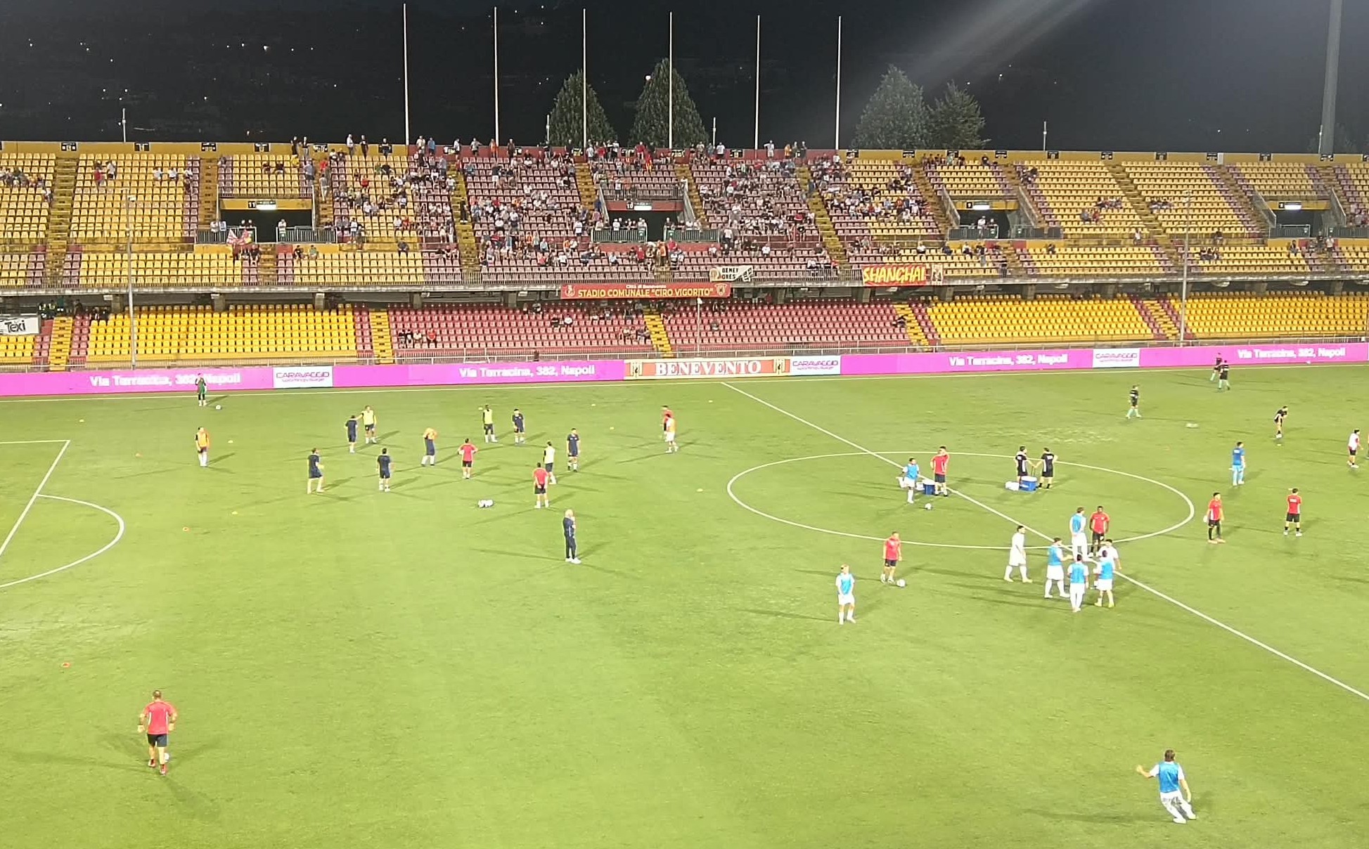 Squadre di Benevento e Ravenna in campo durante la partita di Coppa Italia, con giocatori in azione e pubblico presente