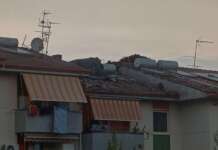 Maltempo, vola via la tettoia di un palazzo: lungo intervento dei Vigili del Fuoco per rimuoverla Tettoia-palazzo-Acer-danneggiata-dal-maltempo
