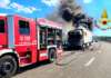 Rogo lungo l’autostrada, in fiamme un camion carico di alimenti