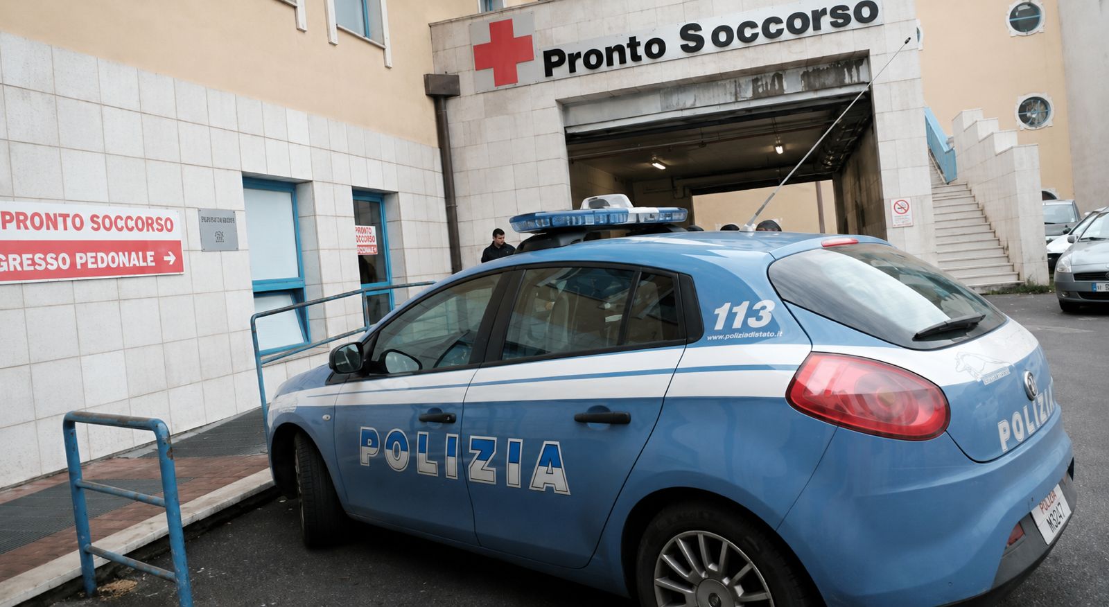 caos in pronto soccorso donna colpisce un poliziotto denunciata da Anteprima24.it caos in pronto soccorso donna colpisce un poliziotto denunciata