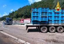 Incidente sulla A16: tir esce di strada e si incastra nel guardrail