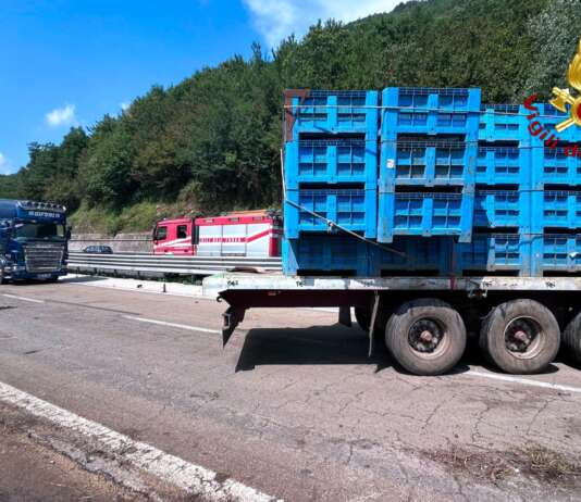 Incidente sulla A16: tir esce di strada e si incastra nel guardrail