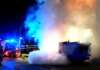 Autocarro dei rifiuti avvolto dalle fiamme, paura nella notte