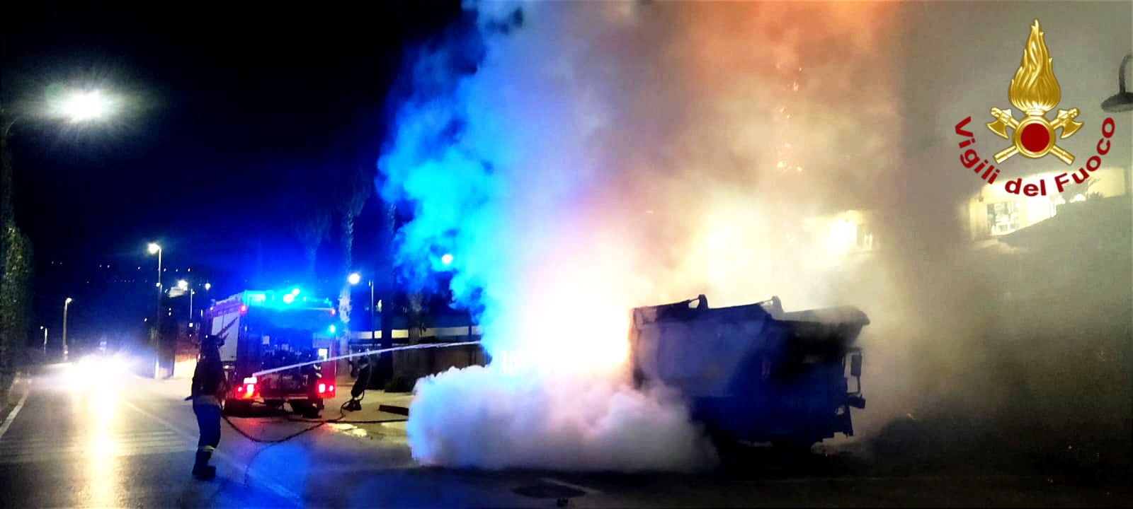 autocarro dei rifiuti avvolto dalle fiamme paura nella notte da Anteprima24.it autocarro dei rifiuti avvolto dalle fiamme paura nella notte