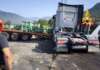 Paura sul raccordo Salerno-Avellino, tir carico di pomodori si ribalta sulla carreggiata