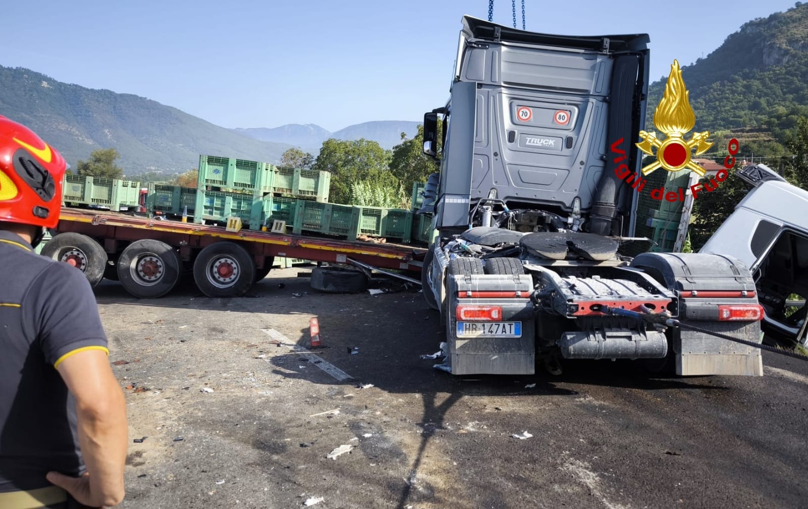 paura sul raccordo salerno avellino tir carico di pomodori si ribalta sulla carreggiata da Anteprima24.it paura sul raccordo salerno avellino tir carico di pomodori si ribalta sulla carreggiata